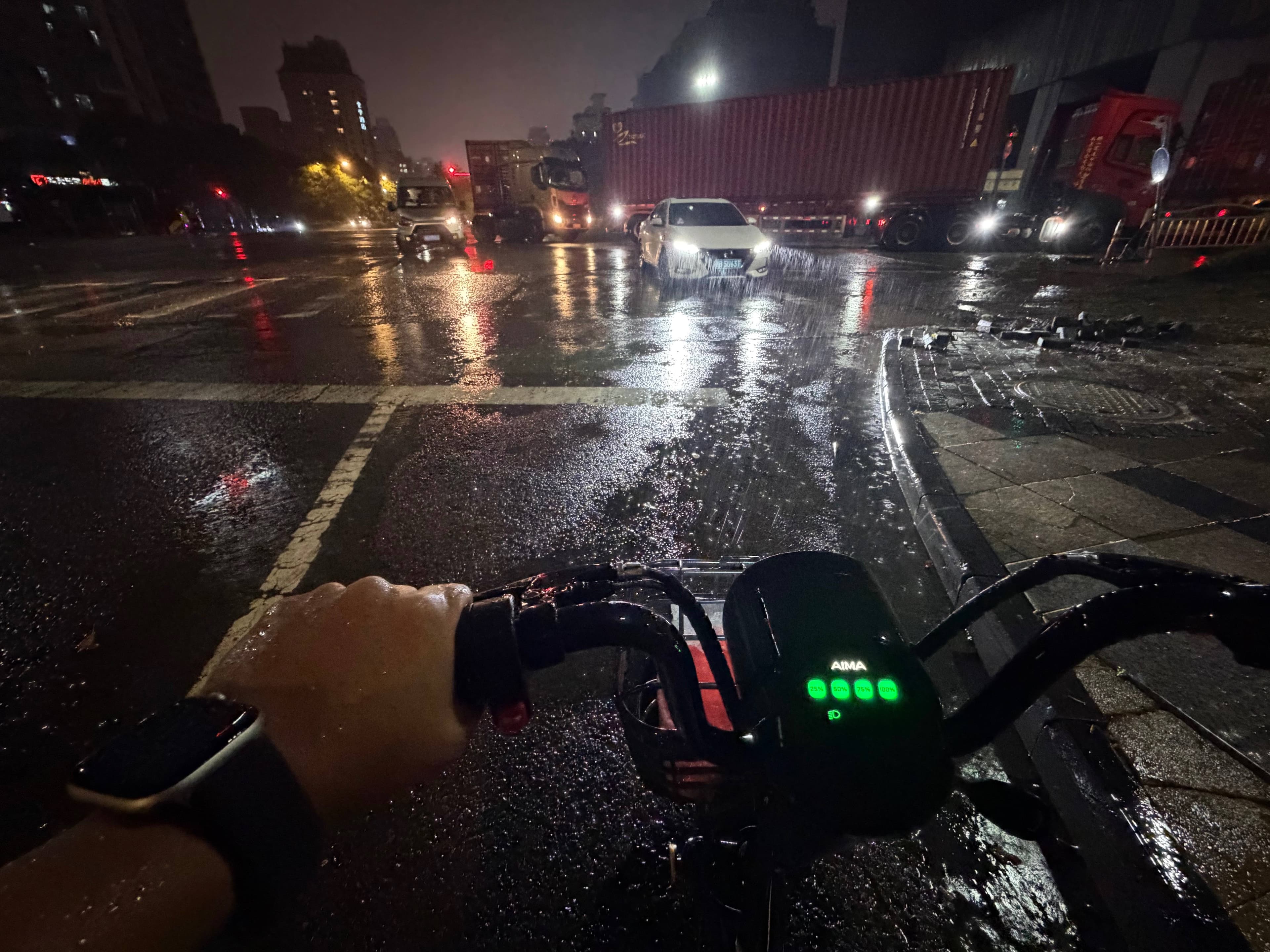 下大雨没带伞，被淋成了落汤鸡